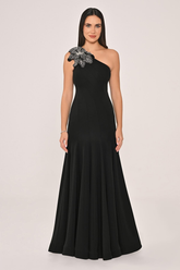 Tek Omuz Çiçek Aksesuarlı Krep Uzun Abiye Elbise Alfa Beta