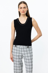 Yakası Taşlı Kolsuz Bluz On