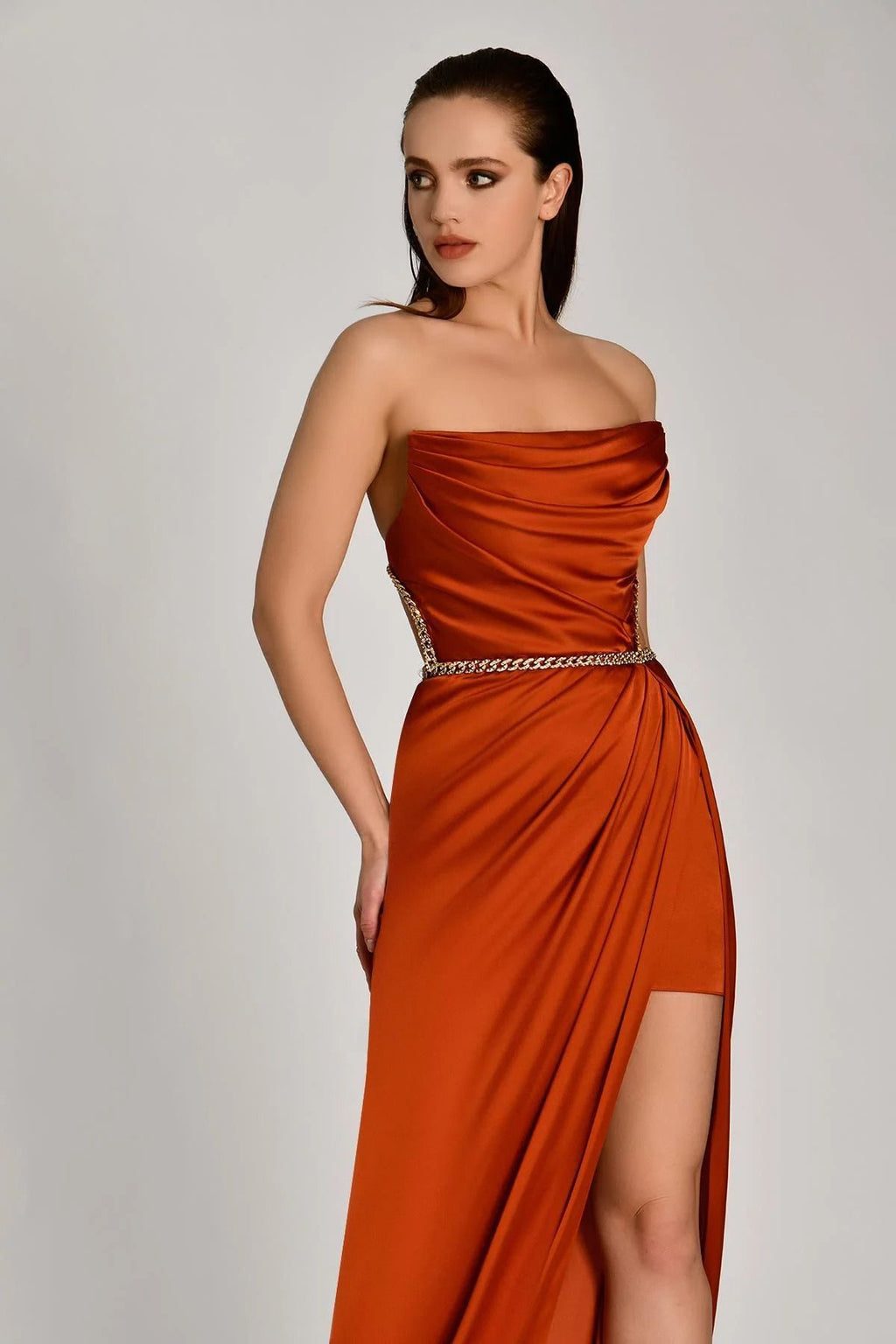 Alfa Beta  Straplez Zincir Detaylı Yırtmaçlı Saten Kumaş Maxi Boy Kadın Abiye Elbise 2215755