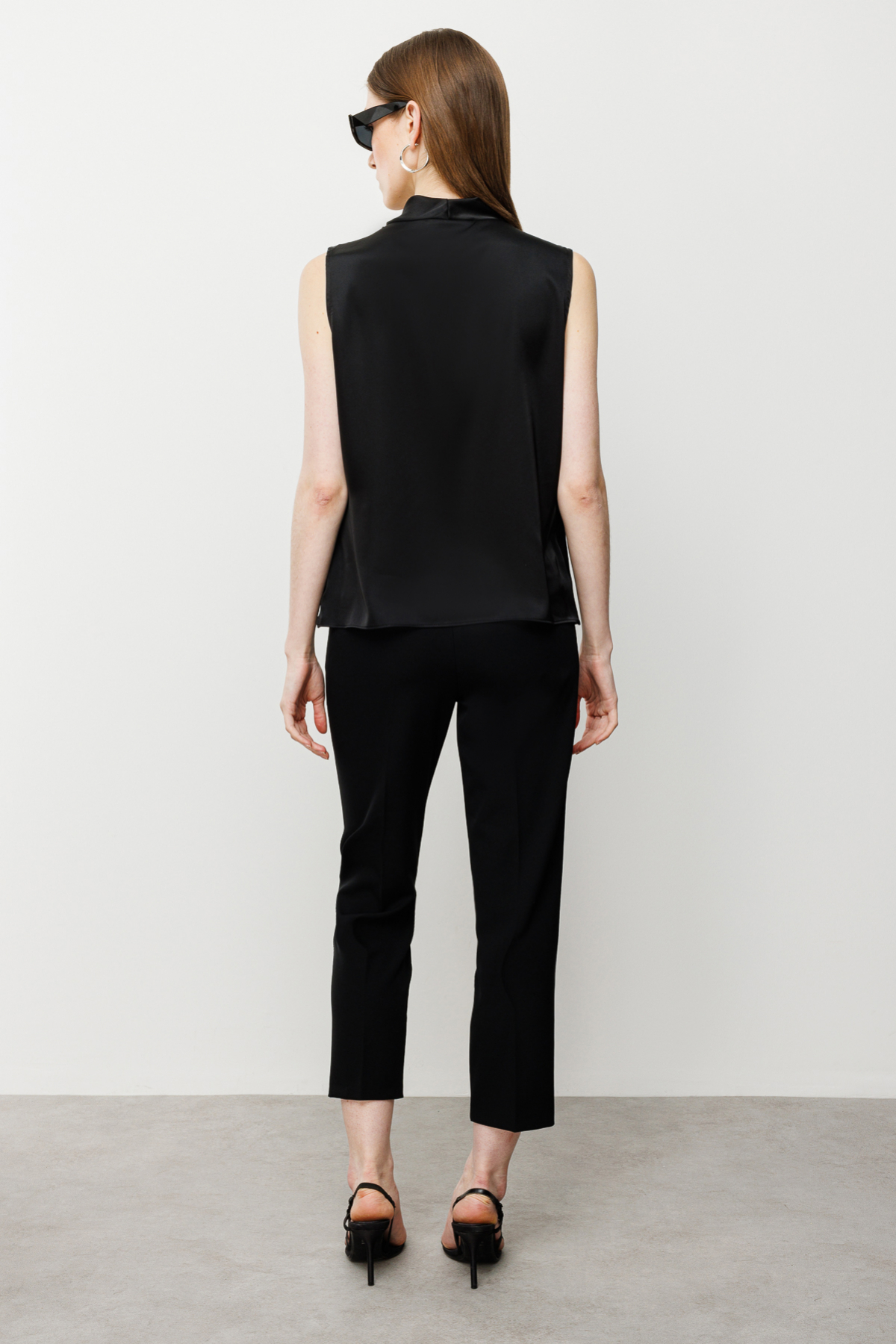 Ekol Kadın Kolsuz Oversize Minimalist Saten Bluz Translation missing: tr.content.product_image_secondary