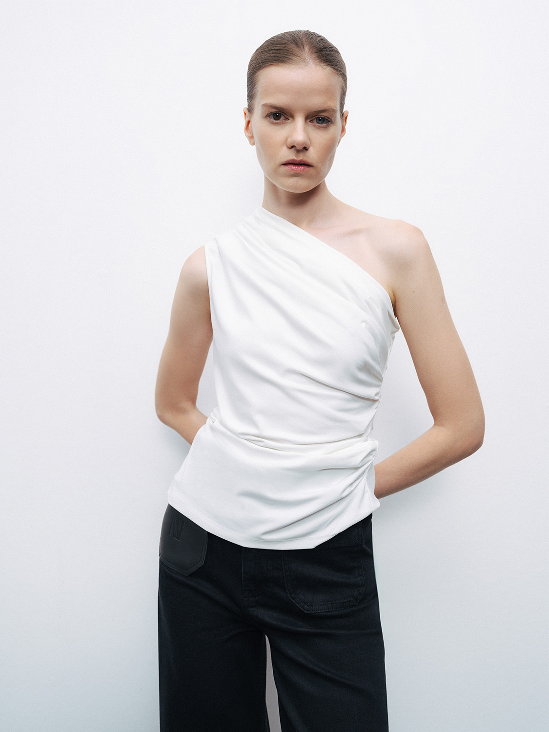 Nocturne Tek Omuz Crop Bluz - Minimalist Şıklık - Hemen Al! Ana görsel
