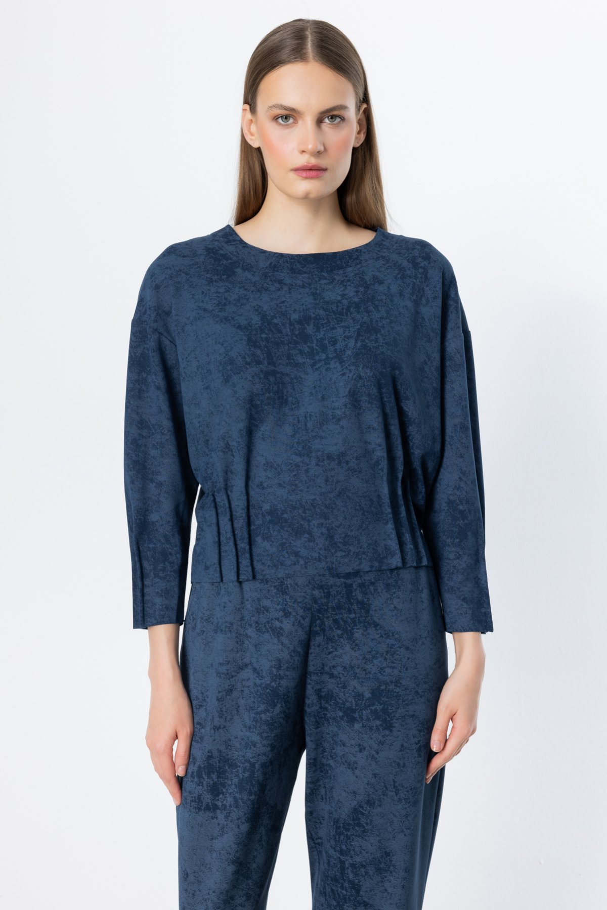 On Pile Detaylı Batik Desenli Bluz Ana görsel