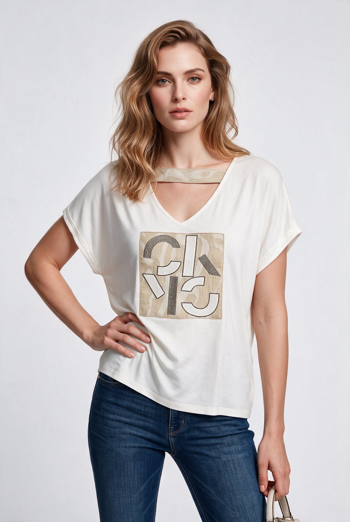Daıdo Kadın V Yaka Rahat Kesim İşlemeli Desenli Pamuk Karışımlı T-Shirt Ana görsel