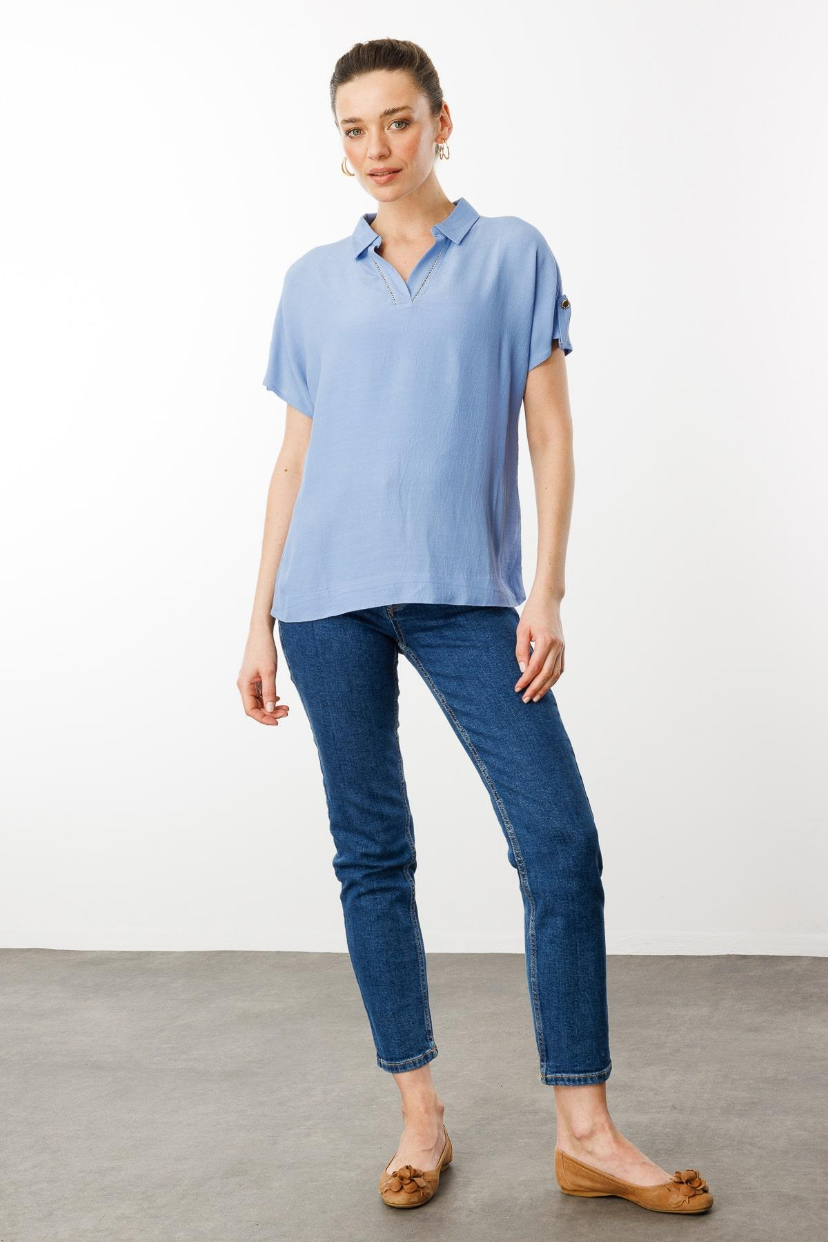 Desen Minimalist Polo Yaka Kısa Kol Kadın Bluz - Rahat ve Şık Translation missing: tr.content.product_image_secondary