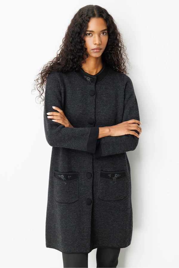 Desen Kadın Dik Yaka Kolu ve Cebi Nakış İşlemeli Uzun Yün Kaban 25KDSN25034