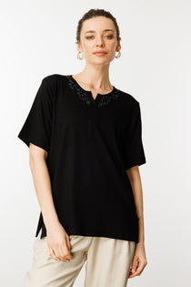 Desen Kadın Nakış İşlemeli Çentikli V Yaka Regular Kalıp Örme T-Shirt 26YDSN24751