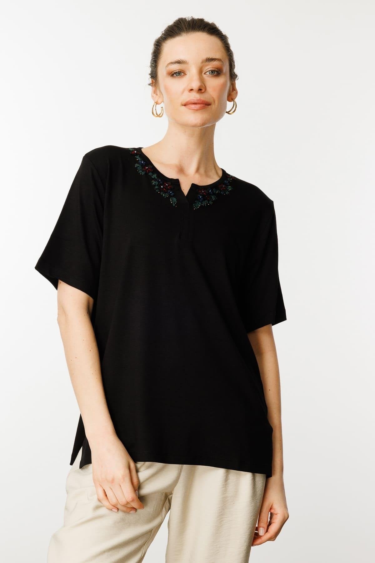 Desen Kadın Nakış İşlemeli Çentikli V Yaka Regular Kalıp Örme T-Shirt 26YDSN24751