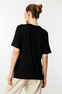 Desen Kadın Nakış İşlemeli Çentikli V Yaka Regular Kalıp Örme T-Shirt 26YDSN24751