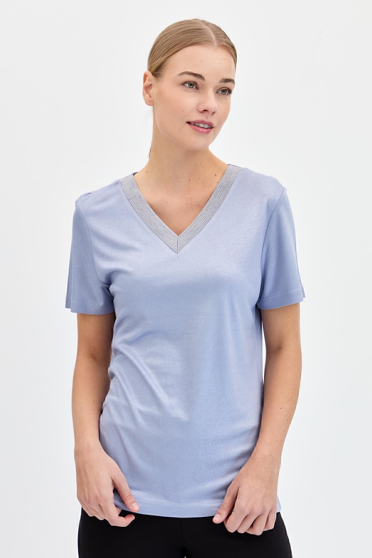 Desen Minimalist V Yaka Kısa Kol Kadın T-Shirt - Günlük & Şık Translation missing: tr.content.product_image_main