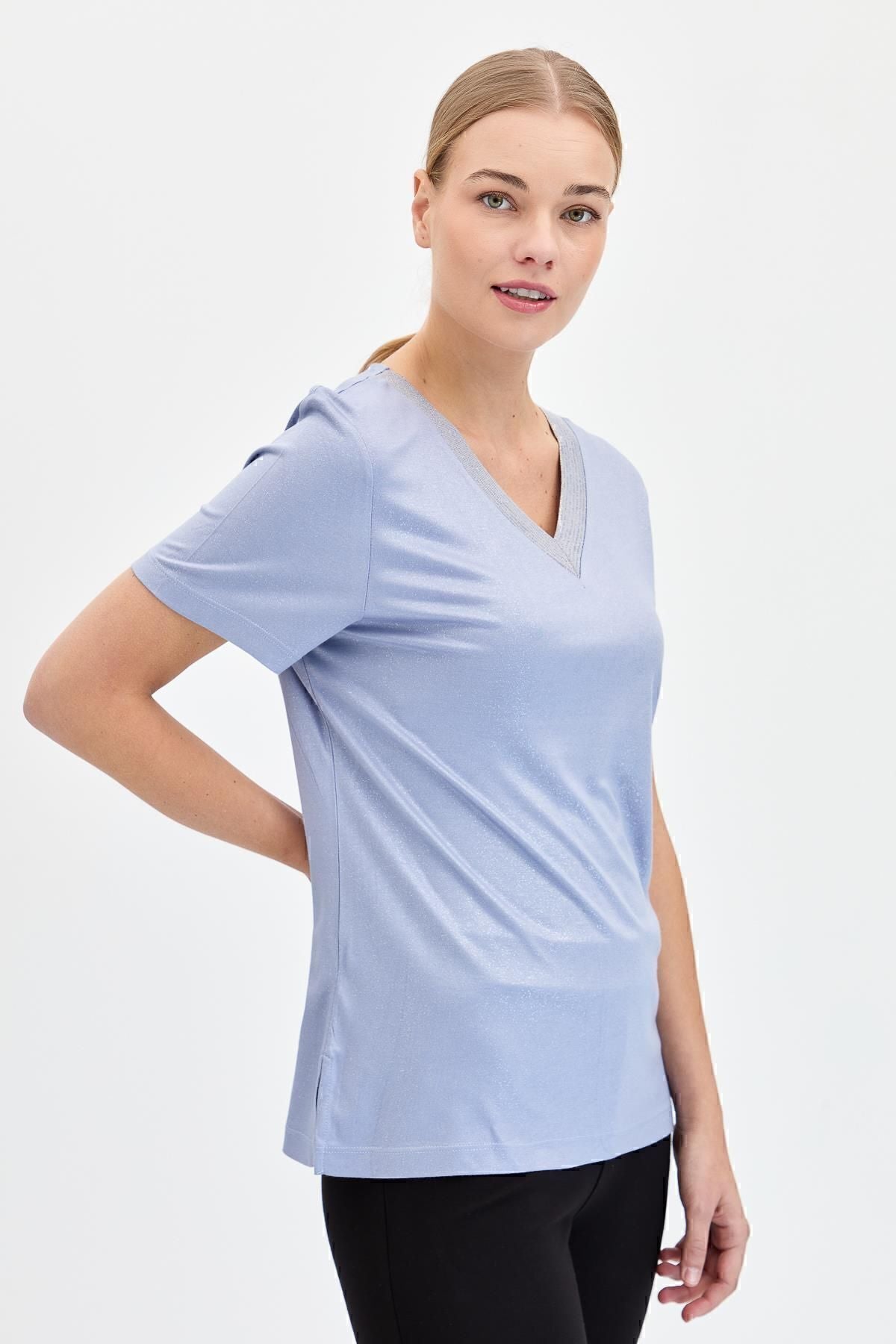Desen Minimalist V Yaka Kısa Kol Kadın T-Shirt - Günlük & Şık Translation missing: tr.content.product_image_secondary