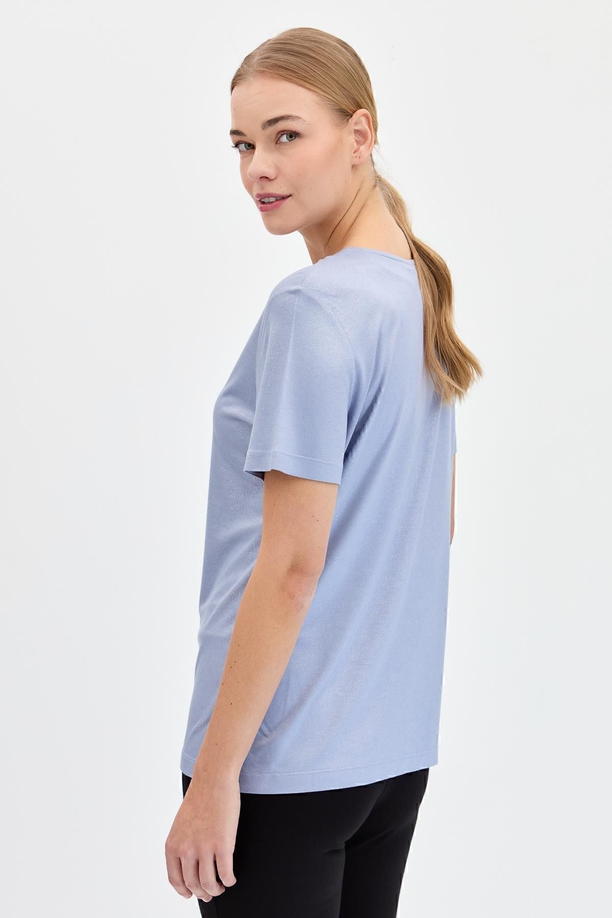 Desen Minimalist V Yaka Kısa Kol Kadın T-Shirt - Günlük & Şık