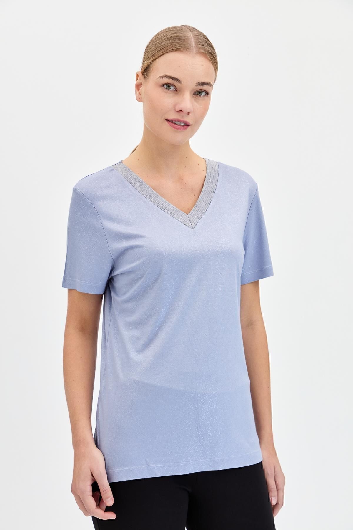 Desen Minimalist V Yaka Kısa Kol Kadın T-Shirt - Günlük & Şık