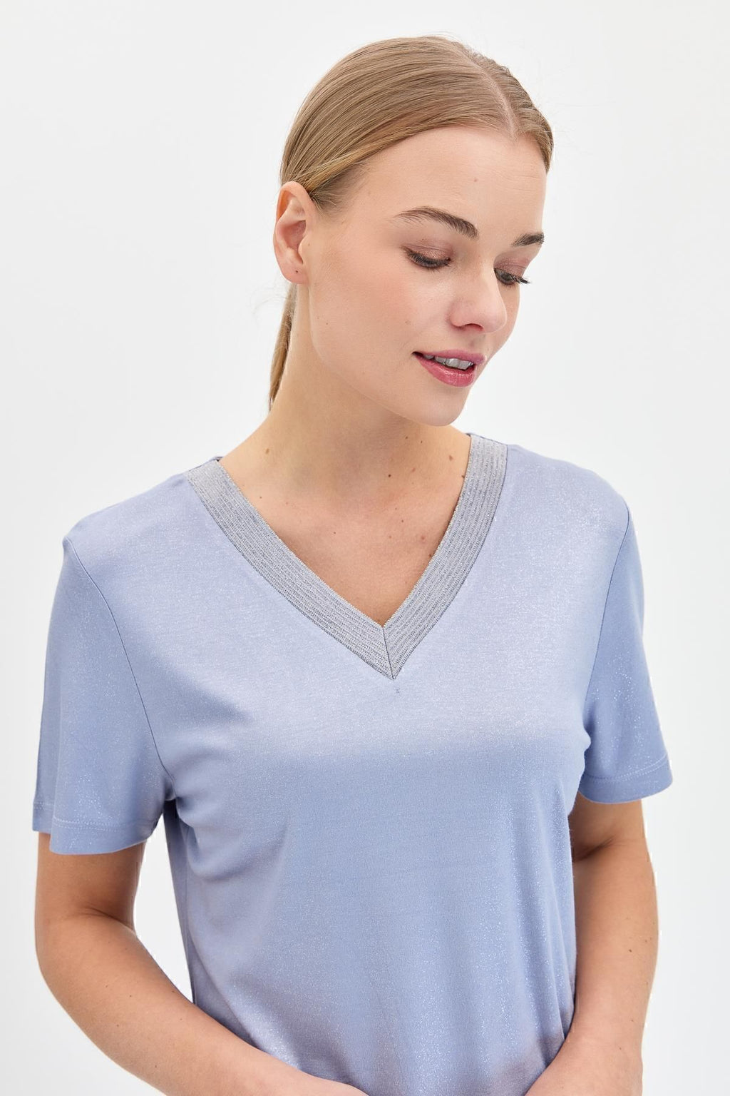 Desen Minimalist V Yaka Kısa Kol Kadın T-Shirt - Günlük & Şık