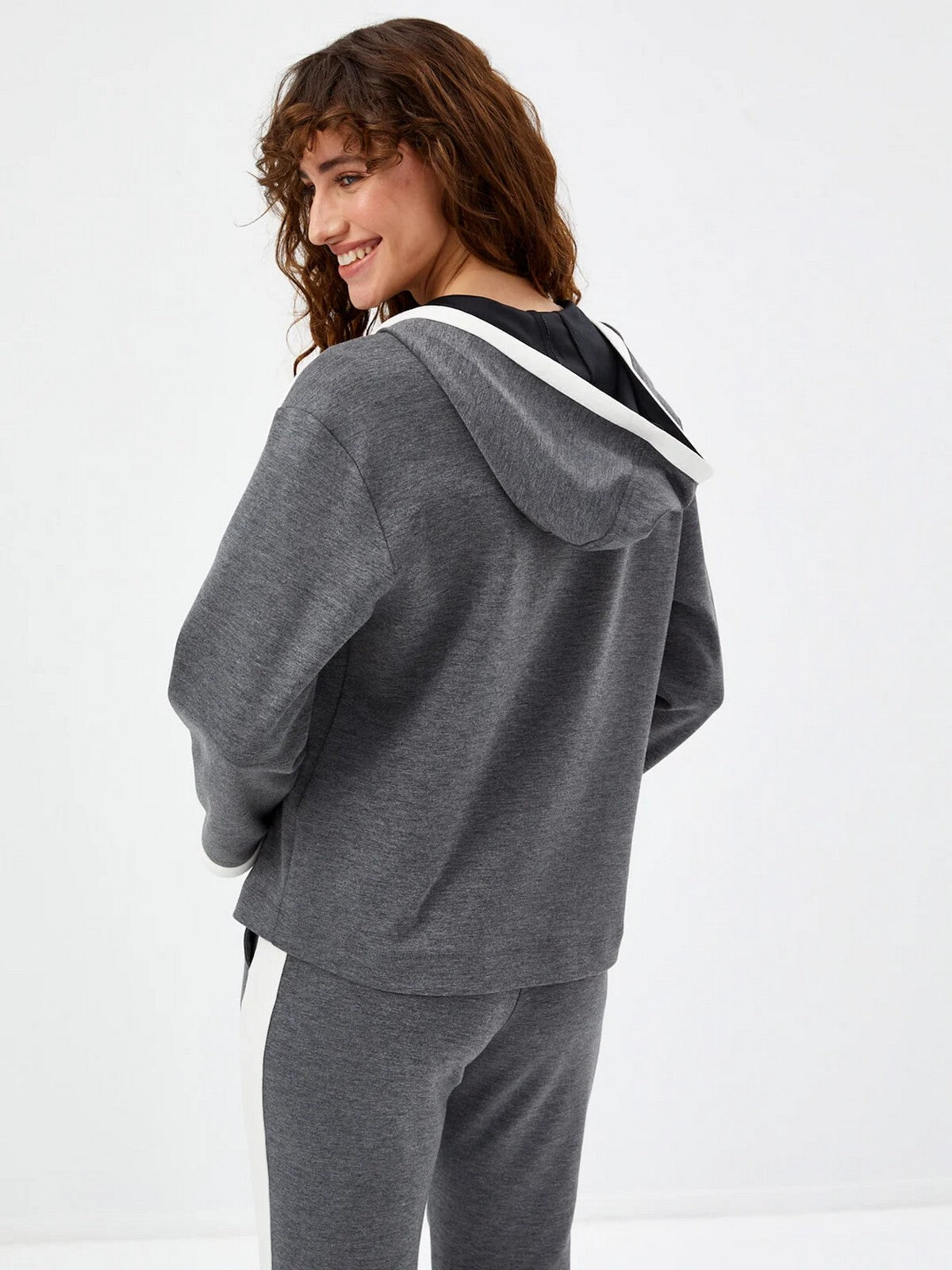 Faik Sönmez Oversize Kapüşonlu Kadın Pijama Takımı - Rahat ve Şık Translation missing: tr.content.product_image_secondary