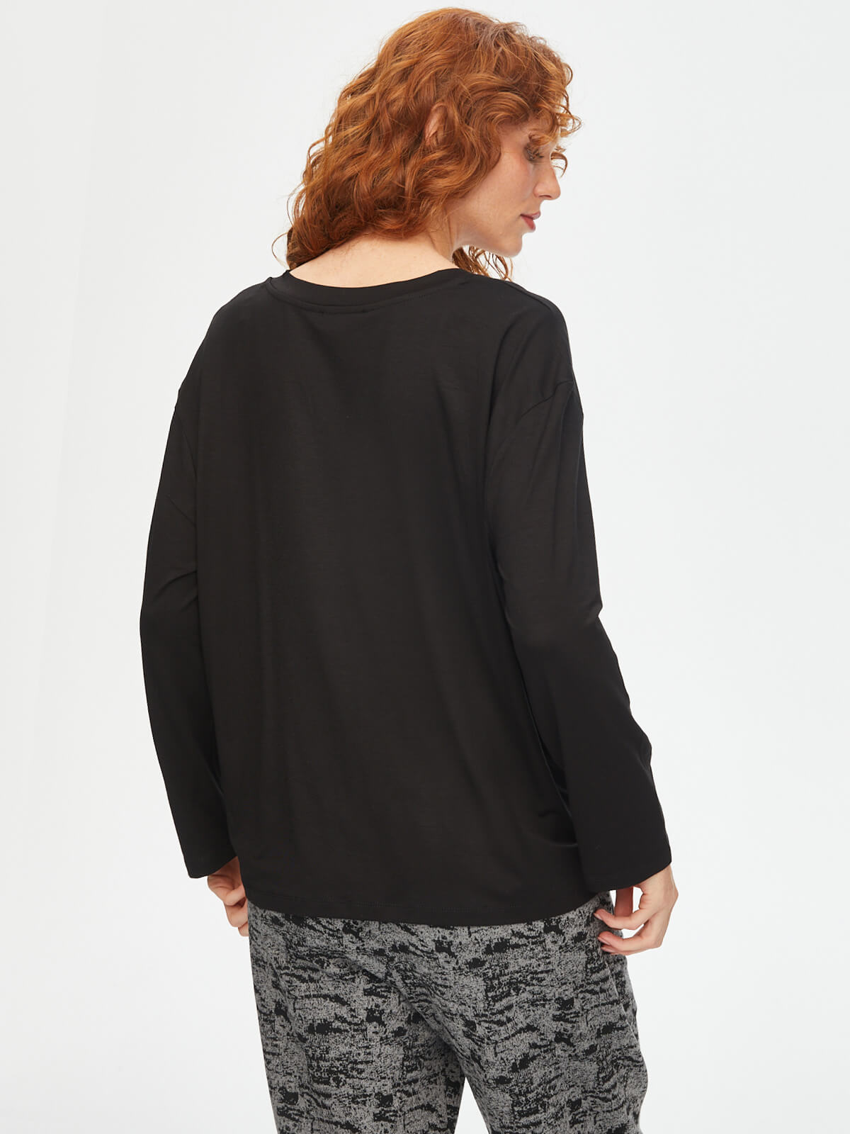 Faik Sönmez Oversize V Yaka Uzun Kol Minimalist Kadın T-Shirt - Rahat ve Şık