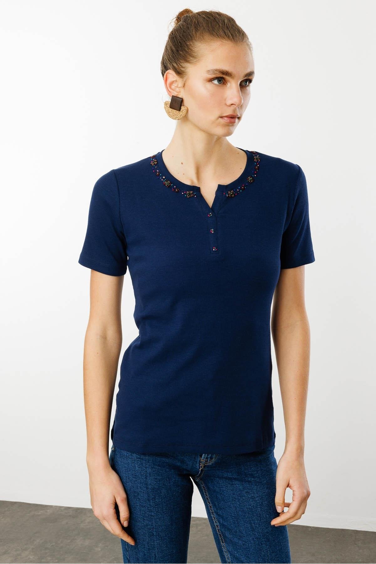 Kadın Açma Yaka Boncuk İşlemeli Pamuklu T-Shirt Lacivert İkincil görsel