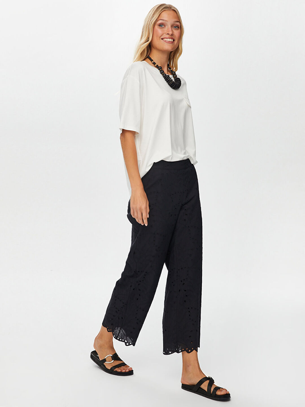 Resort Brode Nakış İşli Yanı Yırtmaçlı Wide Leg Fit Caprii Faik Sönmez