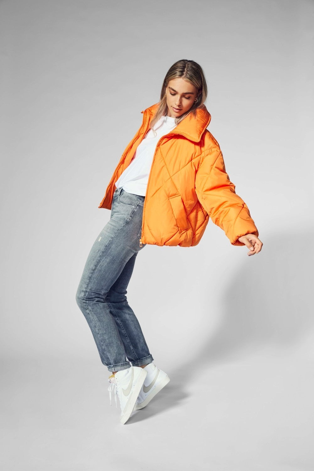 Only Oversize Kapüşonlu Şişme Mont - Minimalist Günlük Tarz İkincil görsel