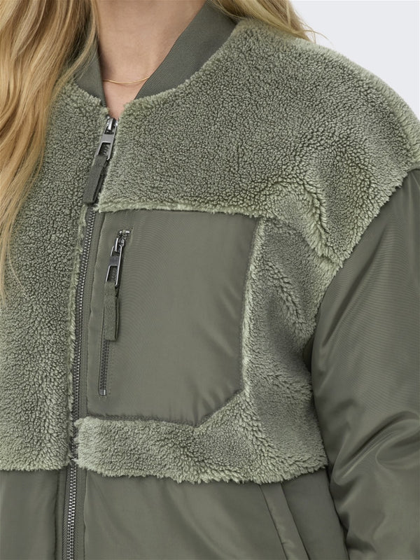 Only Oversize Peluş Detaylı Fermuarlı Kadın Kışlık Mont
