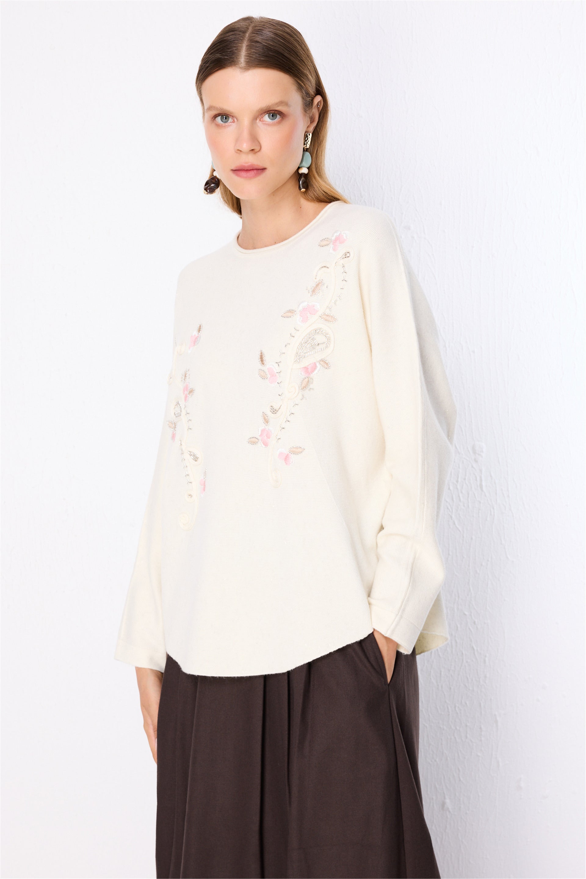 On İşleme Detaylı Simli Triko Kazak