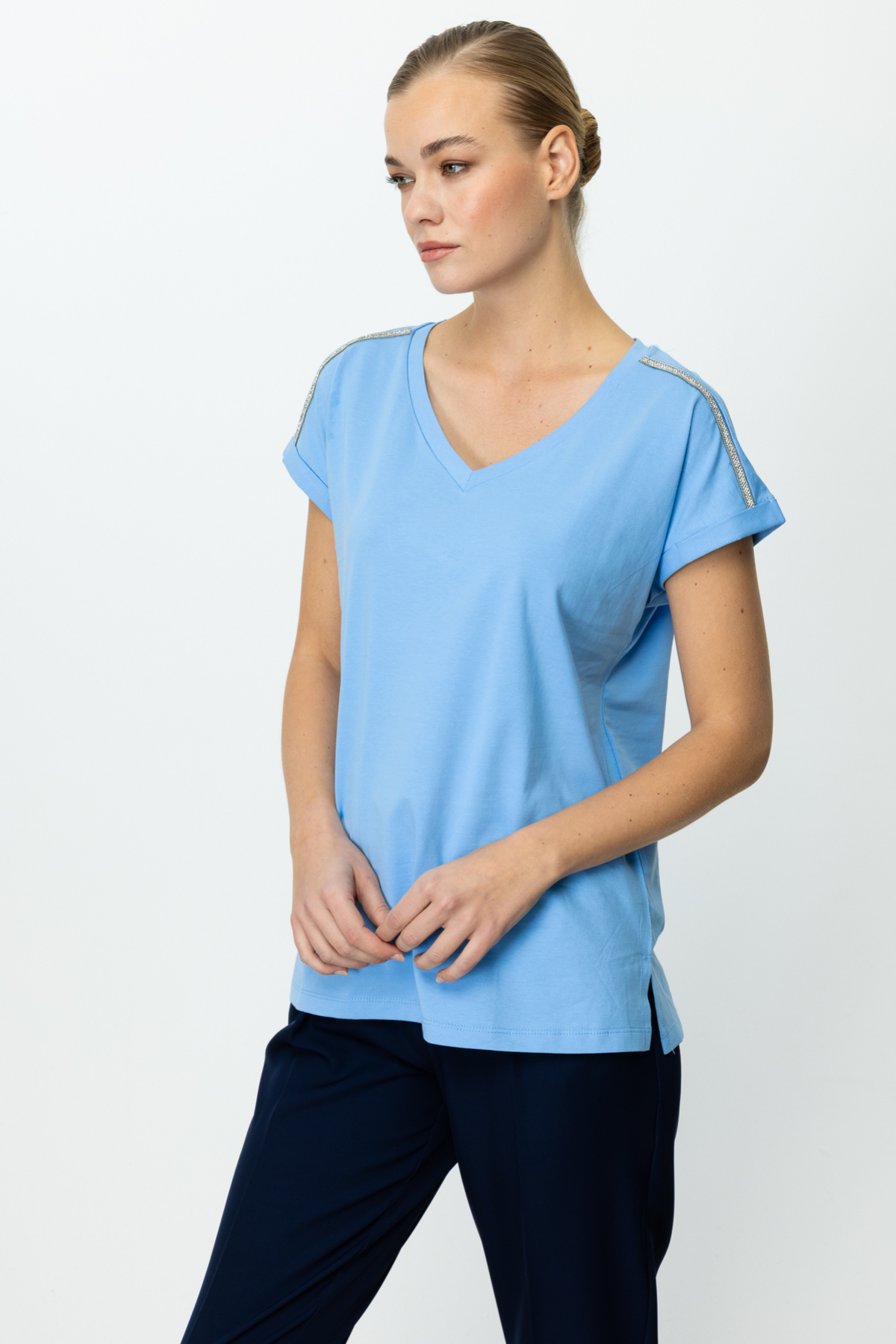 On Minimalist V Yaka Oversize Kadın Bluz - Rahat ve Şık Translation missing: tr.content.product_image_secondary