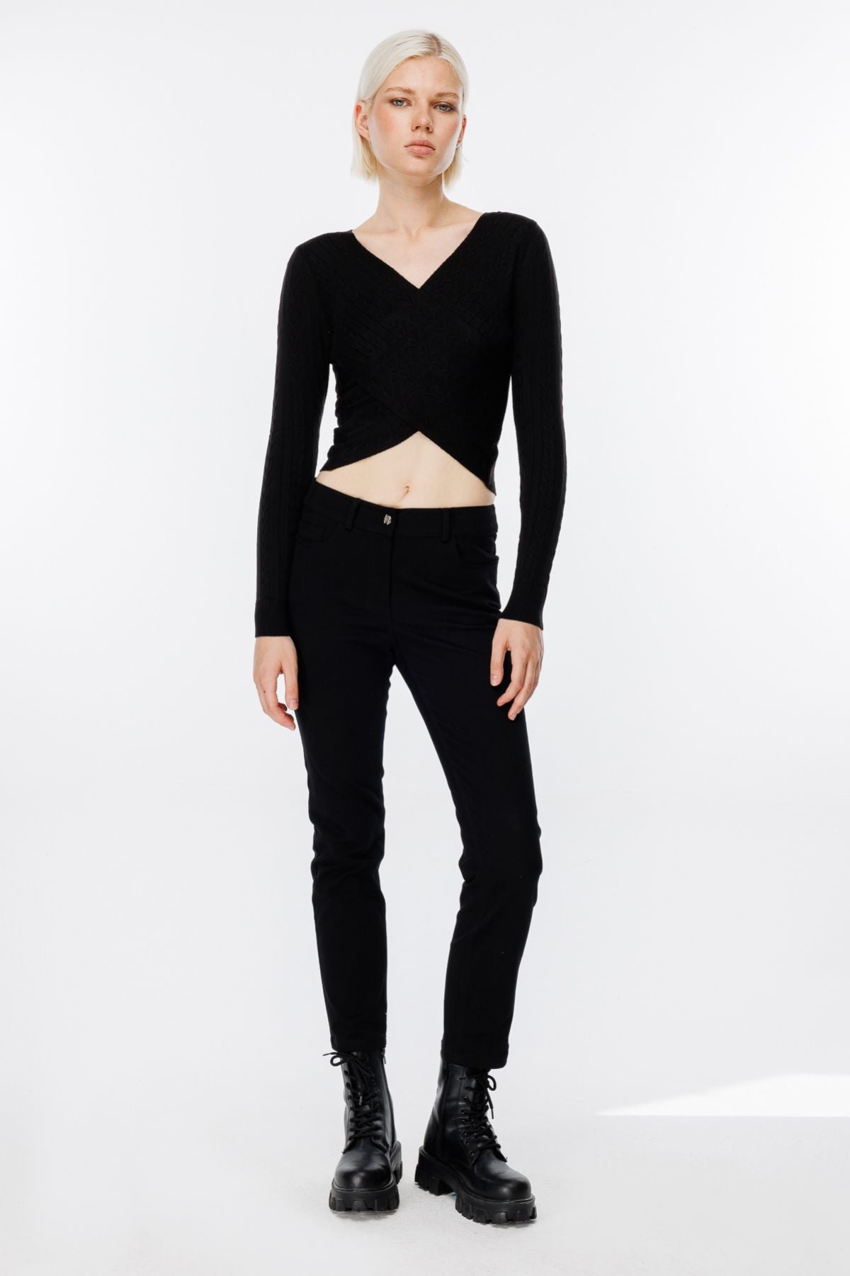 On Kadın Oversize V Yaka Crop Kazak - Uzun Kol Translation missing: tr.content.product_image_secondary