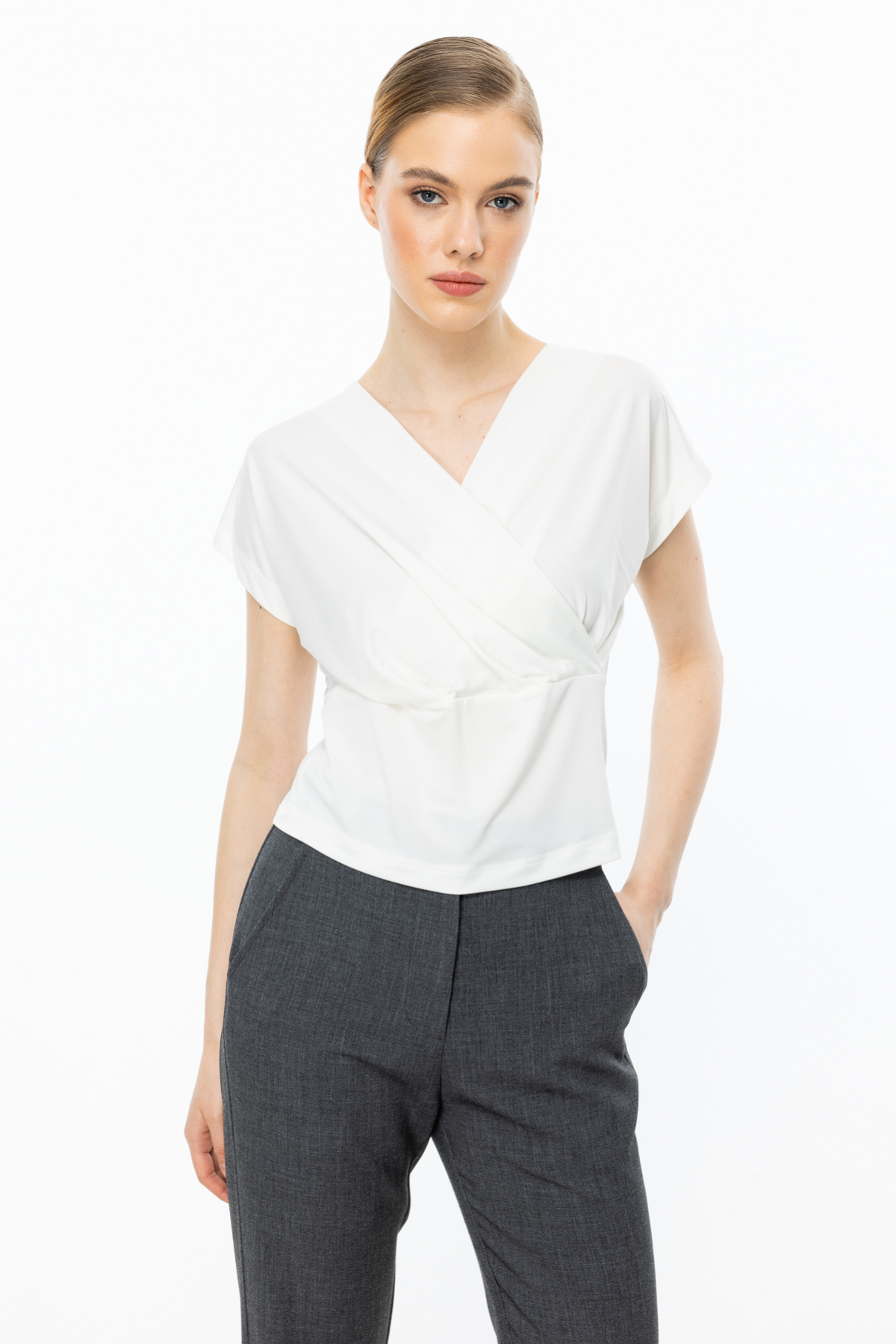 On Minimalist V Yaka Crop Bluz - Kısa Kol - Günlük İkincil görsel