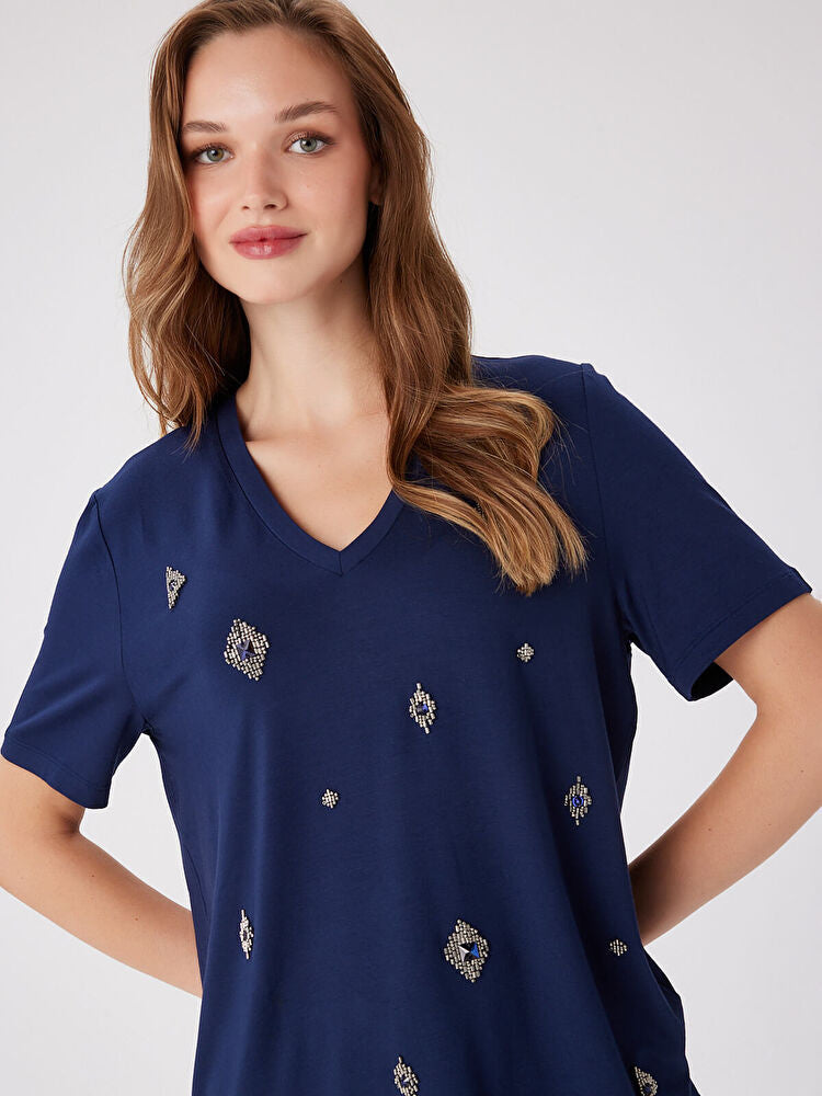 Önü Boncuk Ve Taş İşi Nakışlı Kısa Kol V Yaka T-Shirt UW27TSH081 İkincil görsel