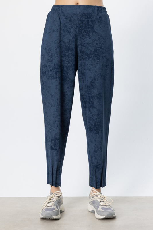 On Paçası Pileli Batik Desenli Pantolon