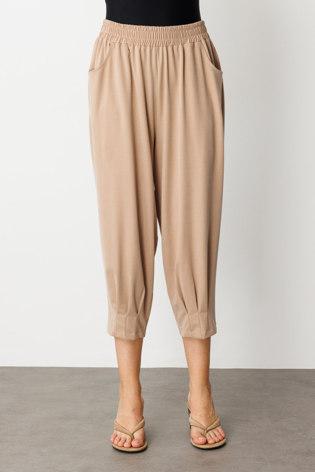 On Beli Lastikli Paçası Pensli Pantolon