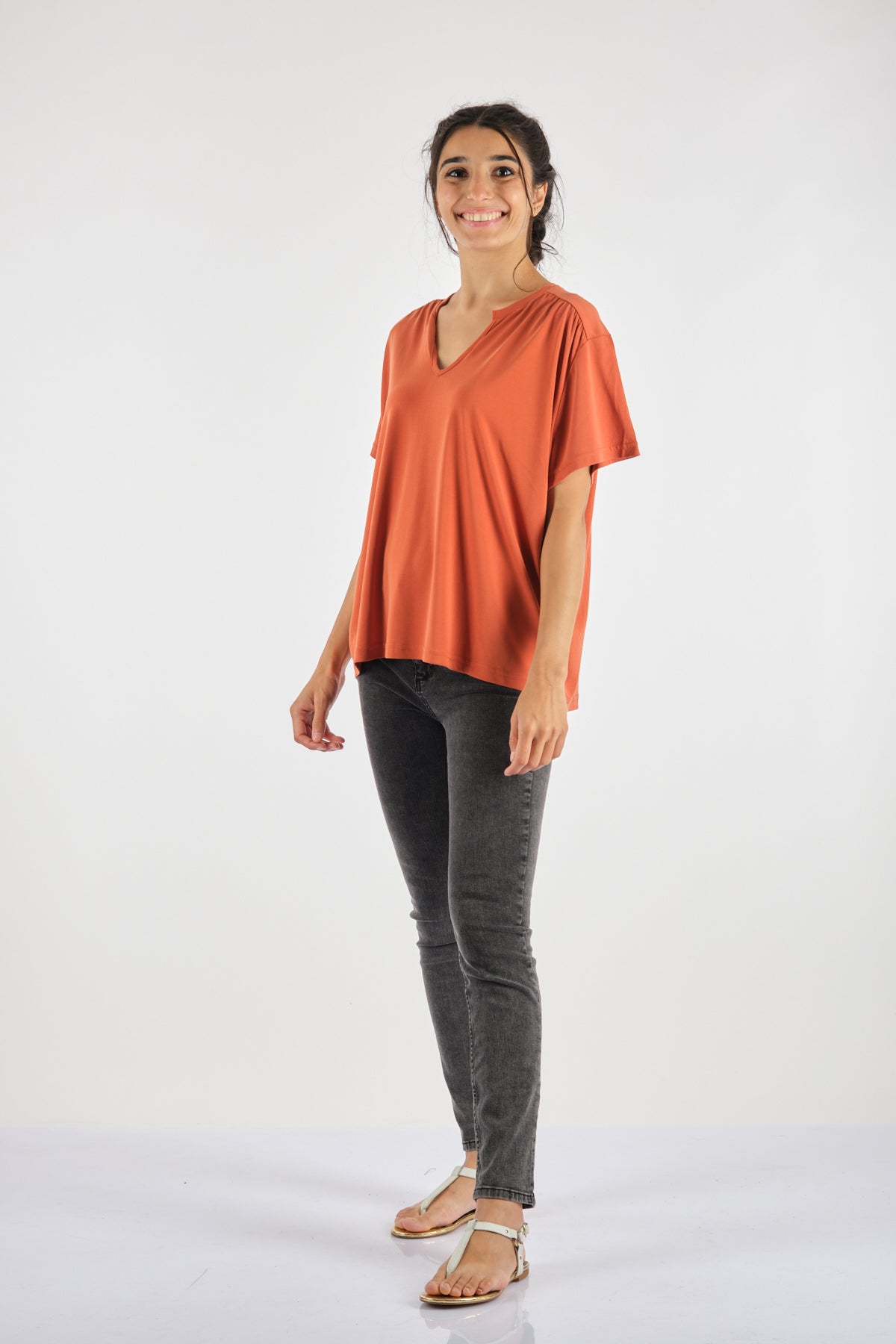 Garmenty Oversize V Yaka Kısa Kol Minimalist Kadın T-Shirt - Günlük Şıklık