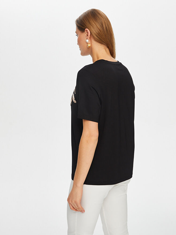 Saten Çiçek Aplike Detaylı Yuvarlak Yaka T-Shırt Faik Sönmez