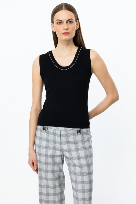 Yakası Taşlı Kolsuz Bluz  On