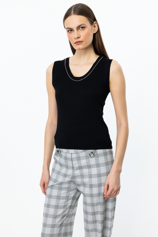 Yakası Taşlı Kolsuz Bluz  On