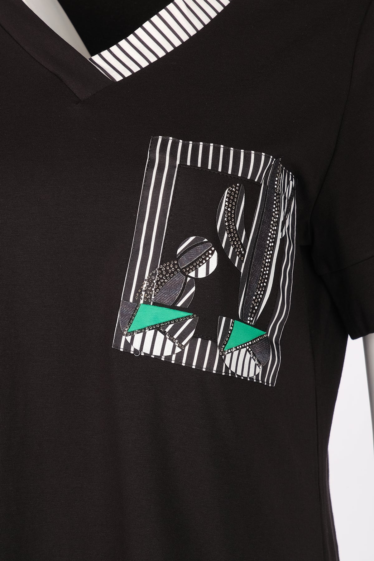 Vedi-bb Minimalist V Yaka Kısa Kol Kadın T-Shirt - Günlük Kombinleriniz İçin
