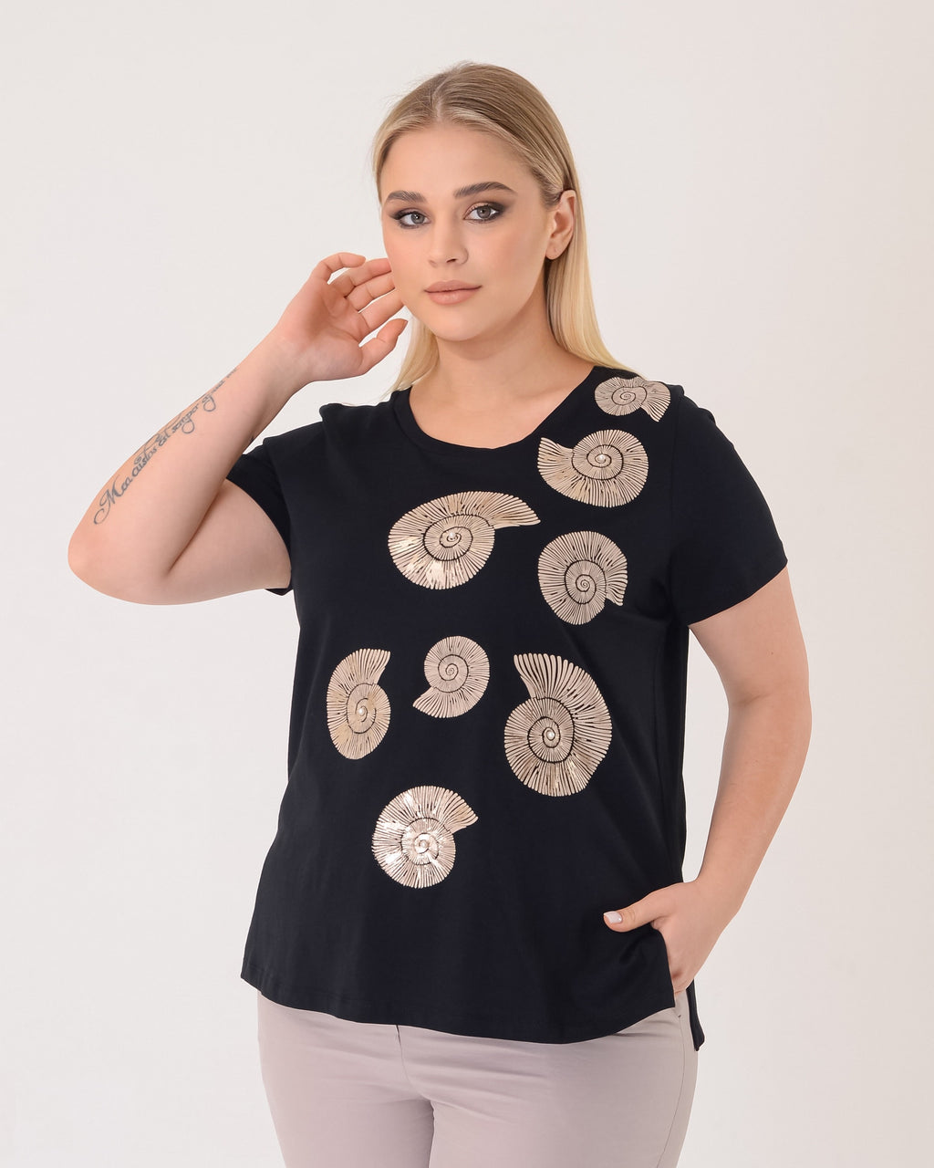 Vedi Büyük Beden Bisiklet Yaka Kısa Kollu Baskı Ve İnci Detaylı Kadın T-Shirt 25YXD5014