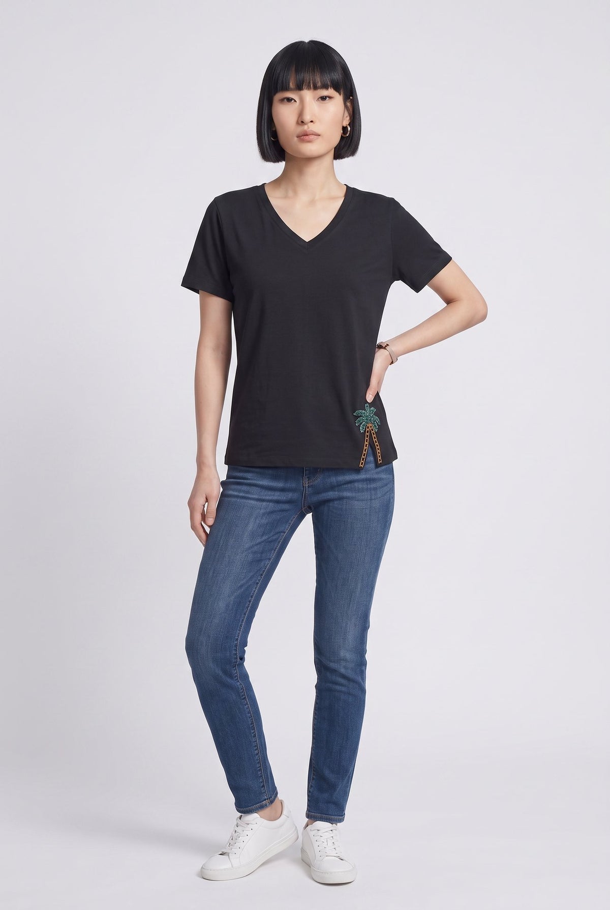 Vedi-bb Kadın V Yaka Pamuk Karışımlı Kısa Kol Palmiye Nakışlı T-Shirt